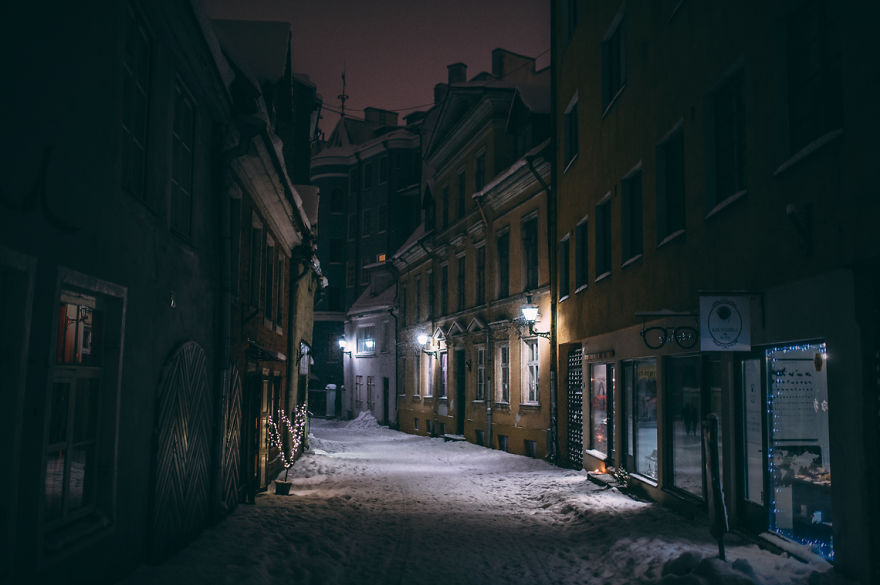 after-missing-my-bus-i-decided-to-walk-home-in-a-blizzard-and-photograph-my-city-tallinn-31__880